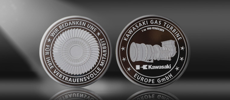 Großansicht der silbernen Dienstjubiläumsmünzen des Turbinenherstellers Kawasaki