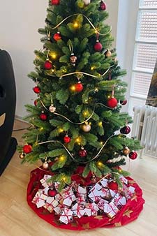 Münz-Mitarbeitergeschenke unter dem Weihnachtsbaum bei DoCare Pflegezentrum