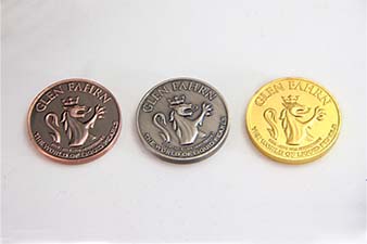 Bonusmünzen mit Logoprägung in verschiedenen Metallen