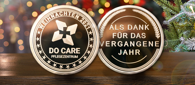 Personalisiert geprägte Münzen als Mitarbeitergeschenk zu Weihnachten. Silberne Münze als Dank für Pflegepersonal