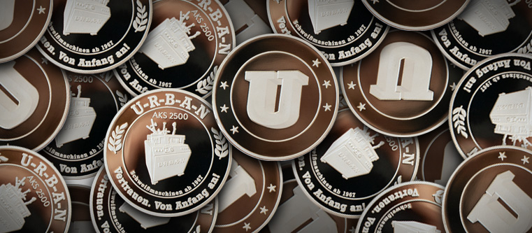 Viele Mitarbeiter werden mit den silbernen personalisierte Mitarbeitermünzen bei Urban persönlich geehrt