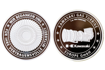 Vorder- und Rückansicht der Dienstjubiläumsmünzen in Silber mit ikonischer Turbine und Logo, als Bezug zum Unternehmen