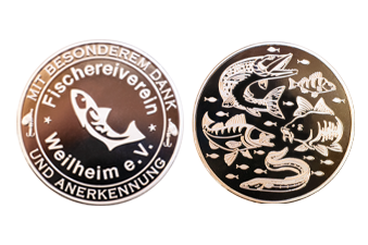 Vorder- und Rückansicht der Fischereimünzen Weilheim