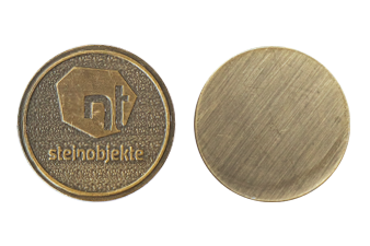 Vorder und Rückansicht der Logo - geprägten Münzen als Produktlabel