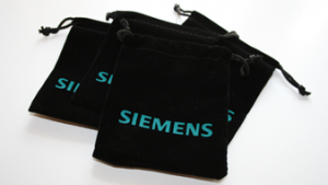 Siemens Münze in individuell bedruckten Samtbeuteln