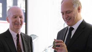 Übergabe der Münze bei der Grundsteinlegung