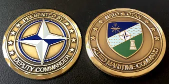 Front und Rückansicht des NATO Coins, in Bronze geprägt und mit Hartemaille verziert