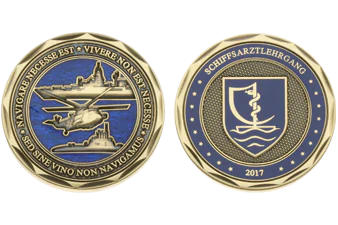 Marinecoins als Abschiedsgeschenk eines Schiffarztlehrgangs. Maritime Bundeswehr Coins mit blauer Hardemaille