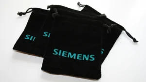 Siemens Münze in individuell bedruckten Samtbeuteln