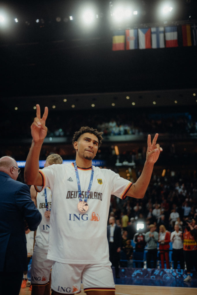 Maodo Lô mit seiner Basketballmedaille