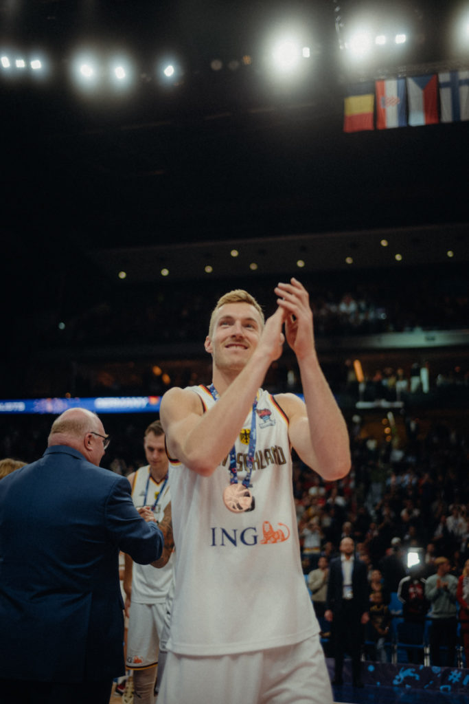 Niels Giffey mit seiner Basketballmedaille