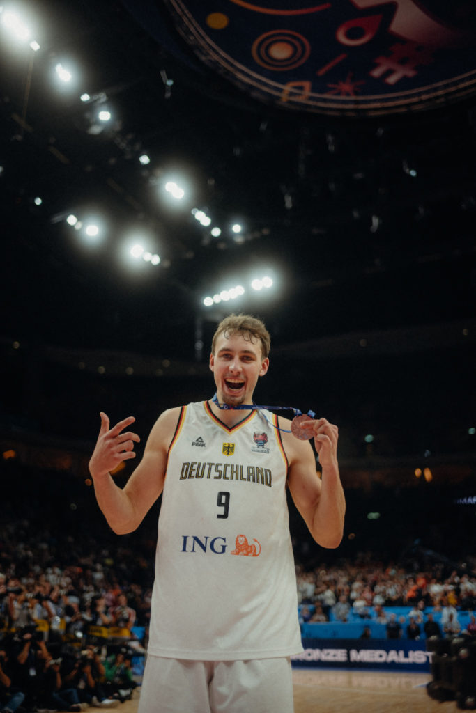 Franz Wagner mit seiner Basketballmedaille