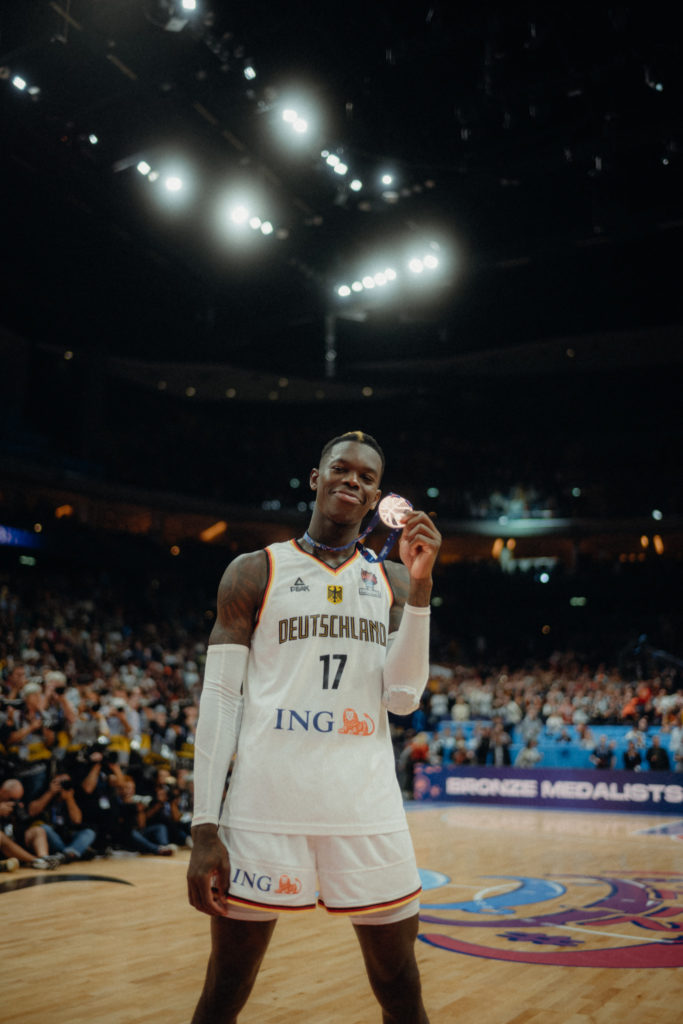 Dennis Schröder mit seiner Basketballmedaille