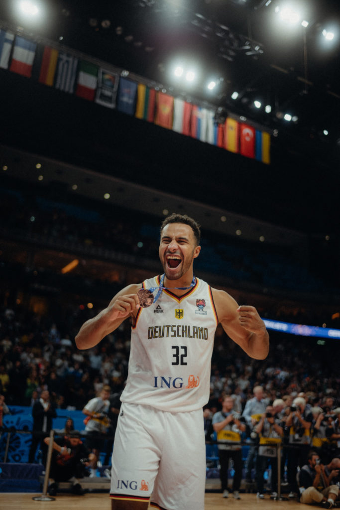 Johannes Thiemann mit seiner Basketballmedaille