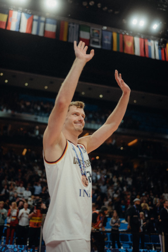 Andi Obst mit seiner Basketballmedaille