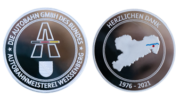 Individuell gestalteter Coin zur Motivation von Nachwuchskräften in Silber polierter Platte mit Hartemaille-Farbdetails