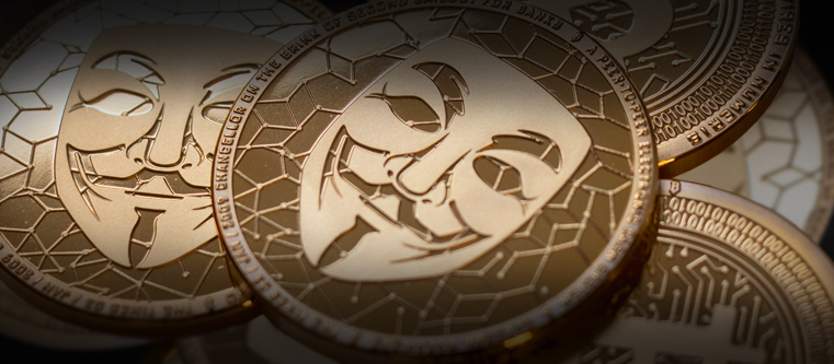 Geprägter Kryptocoin zum Anfassen: Die goldene Bitcoin Münze mit Anonymus Abbildung.
