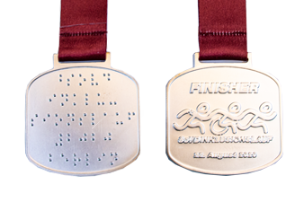 Inklusionslaufmedaille Berlin 2020 Vorder- und Rückansicht der Inklusionsmedaille mit Brailleschrift