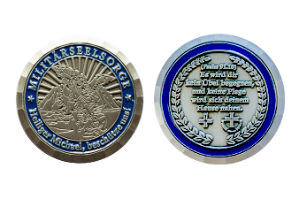 Detailansicht des silbernen Militärseelsorge-Coins mit Erzengel Michael als Motiv. Die silberne Version wird als ständiger Begleiter an die Soldaten ausgegeben.