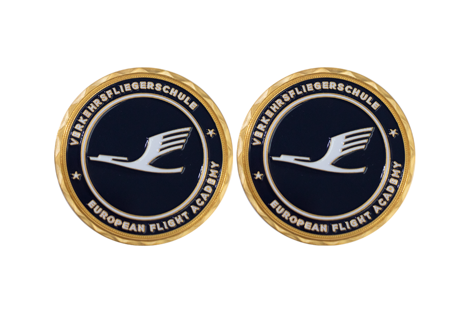 Goldene Münze der Verkehrsfliegerschule mit Randdesign und Hartemaille