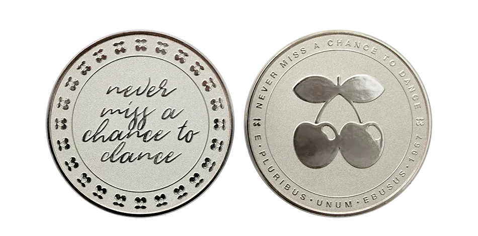 Silbermünze mit Kirschen und dem Schriftzug „never miss a chance to dance“, Vorder- und Rückseite