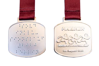 Inklusionslaufmedaille Berlin 2020 Vorder- und Rückansicht der Inklusionsmedaille mit Brailleschrift